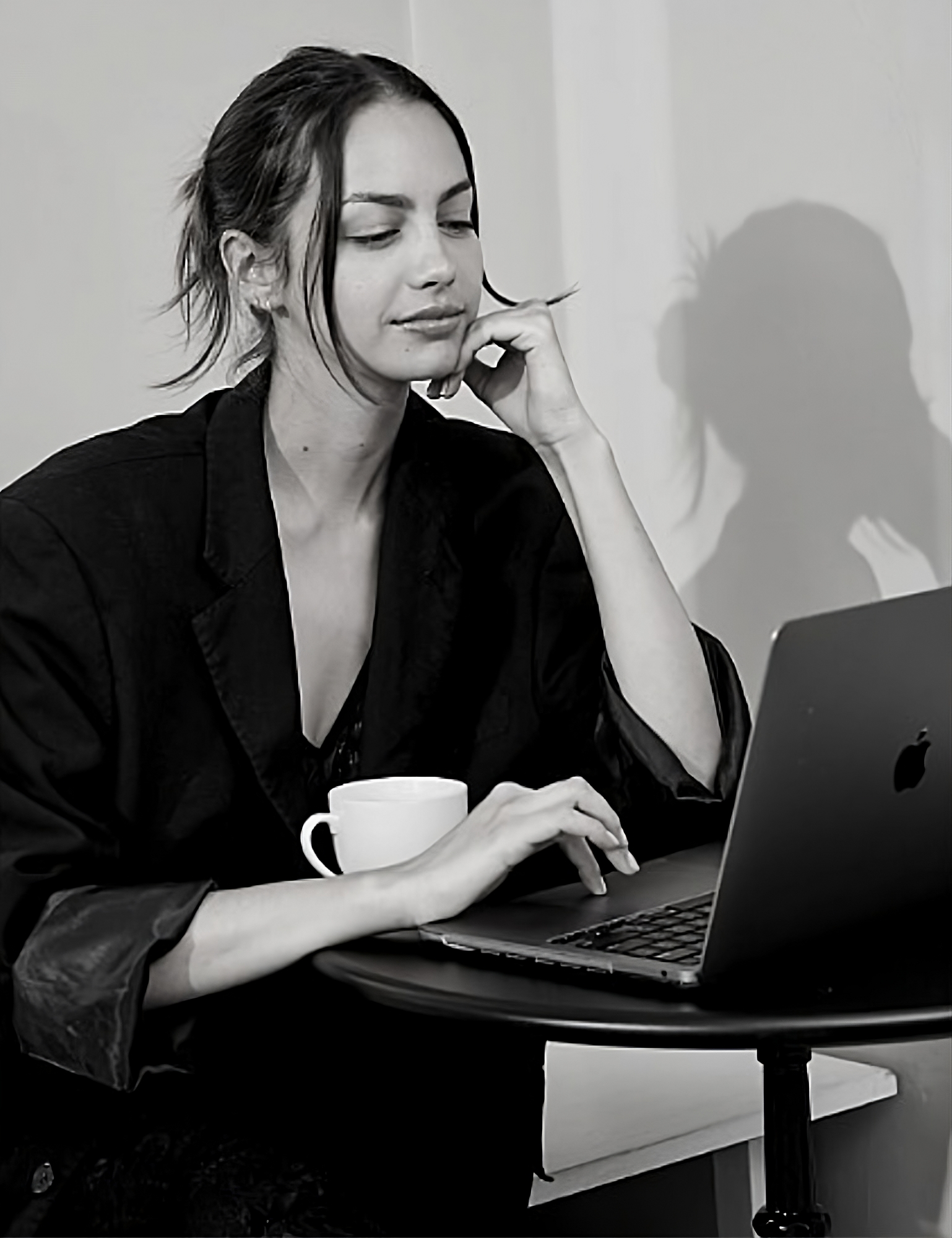 Chloé Chapuy en su espacio creativo, trabajando con luz suave