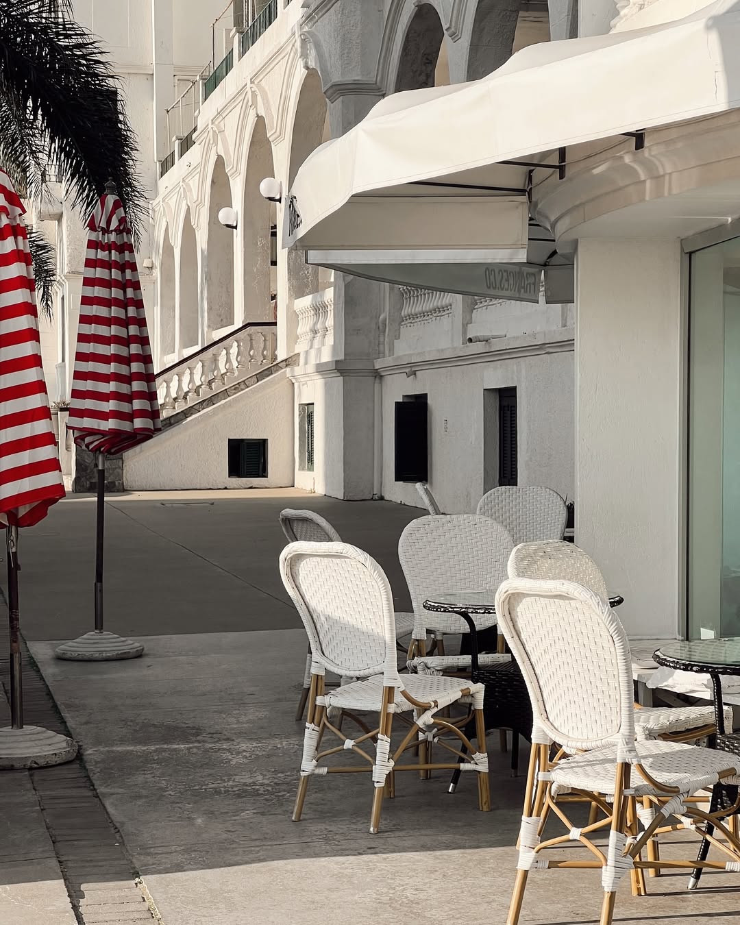 Vista de la terraza con sillas parisienses