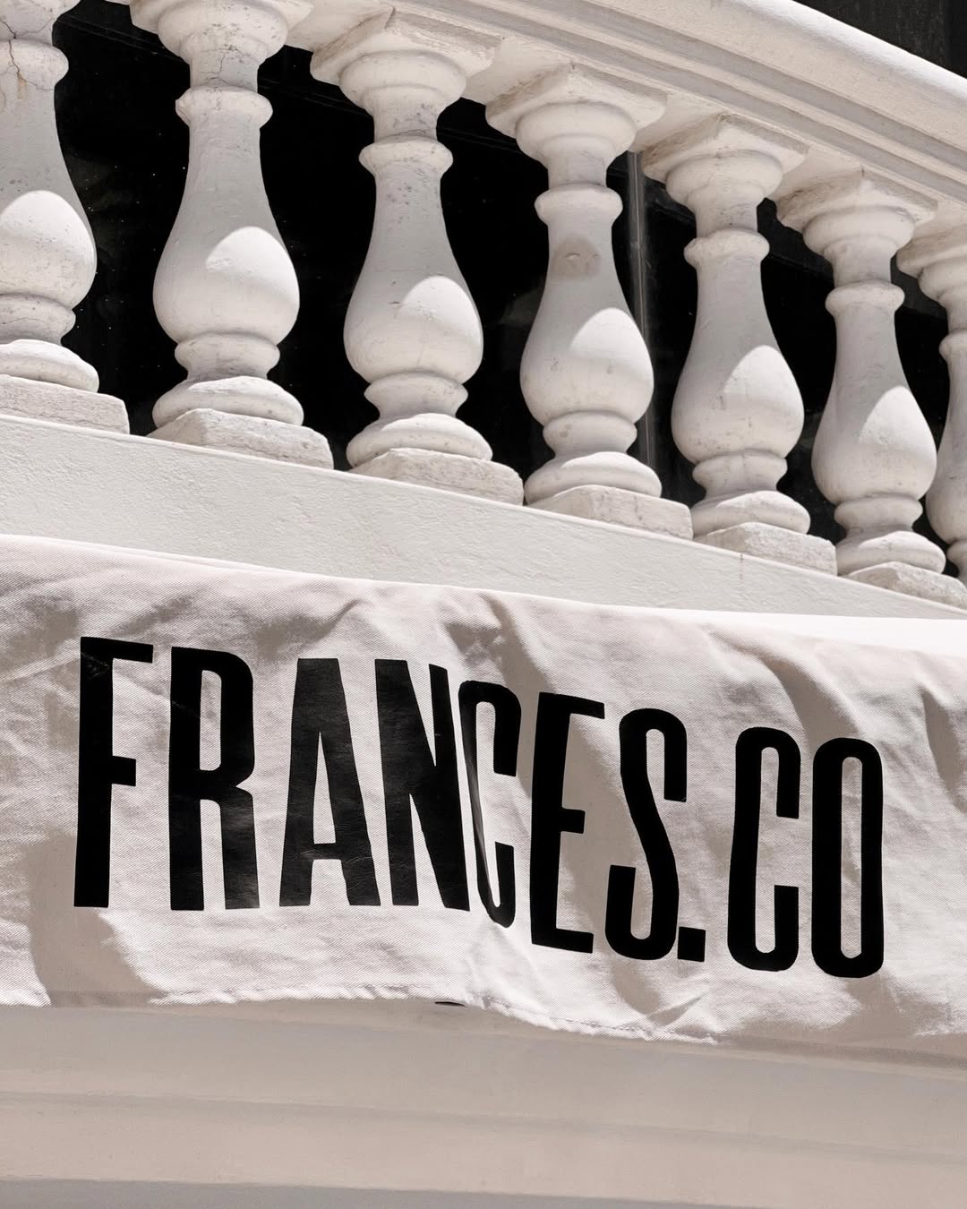 Detalle arquitectónico de balaustrada en luz suave